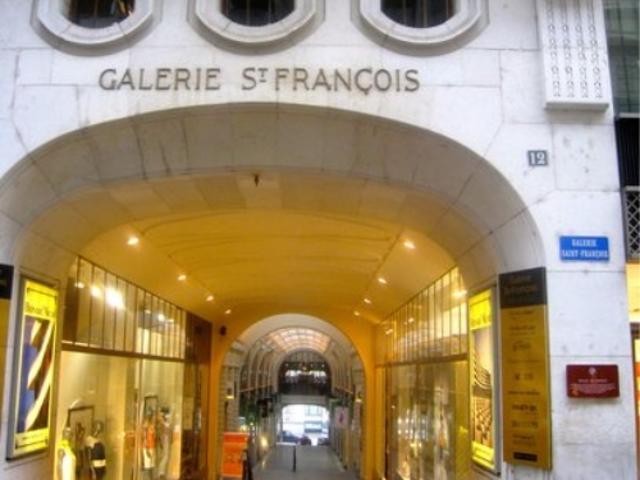 Vitrine à louer à la Galerie Saint François