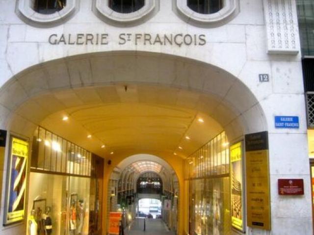 Vitrine à louer à la Galerie Saint François
