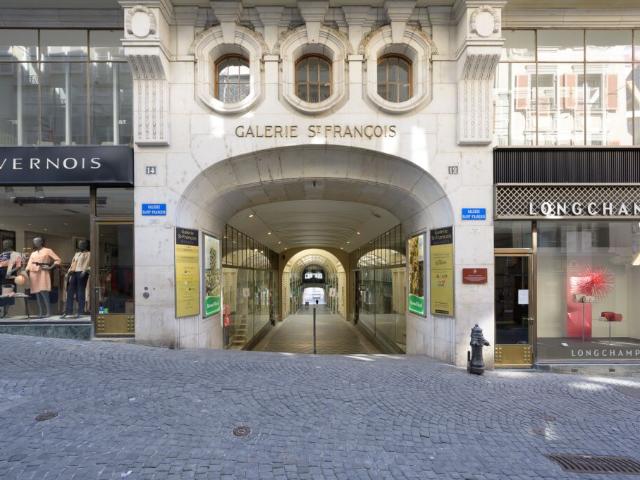 Vitrine à louer à la Galerie Saint François