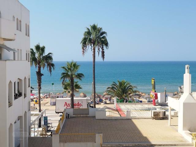 Viva o encanto da primeira linha da Praia de Quarteira