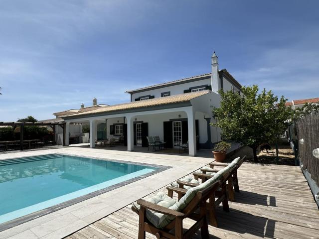 Viva o Melhor do Algarve: Moradia T5 com Piscina, Jacuzzi e Jardim em Almancil