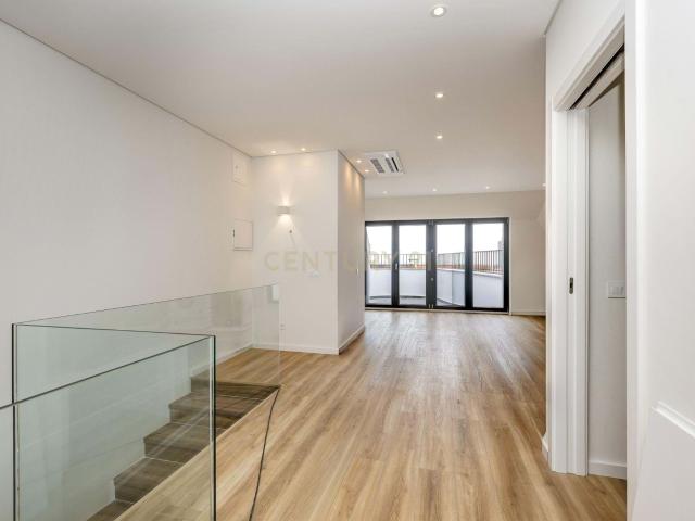 Viva o privilégio do Tejo: T3 Duplex exclusivo no coração de Santa Iria de Azóia!