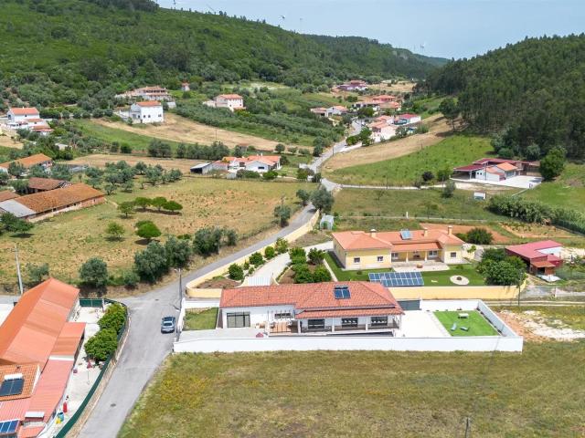 Viva Entre a Serra e Lisboa | Moradia Térrea Nova com Terren. 132m² Rio Maior
