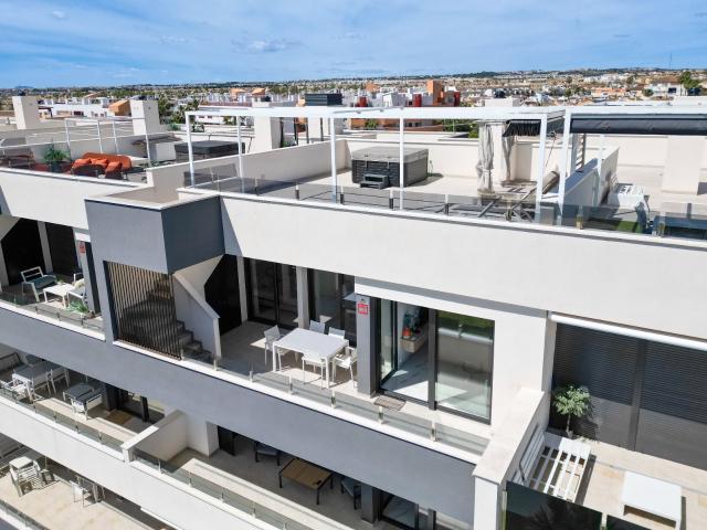 Viva la vida costera en este elegante ático, ubicado a solo. 171m² Flamenca