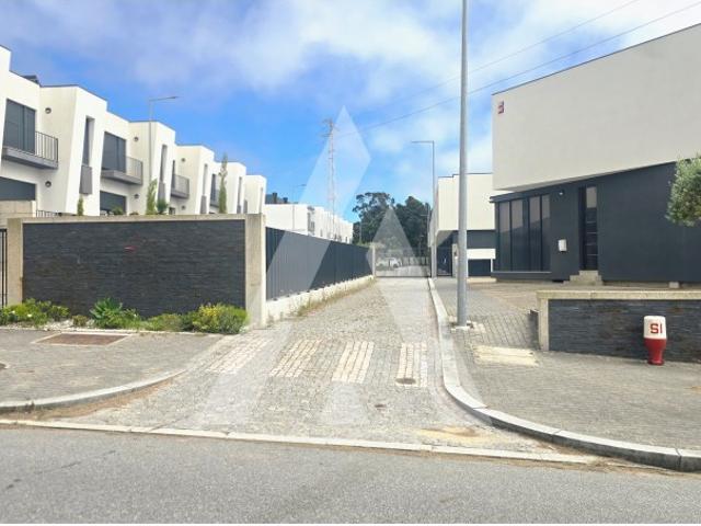 Viva Perto do Mar: Moradia T4 em Condomínio Fechado com Piscina