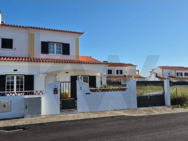 Viva Perto do Mar Moradia T3+2 na Carvoeira