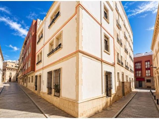 Vive a 100 metros de la Catedral de Almería | Edificio exclusivo de tres viviendas con espectacular
