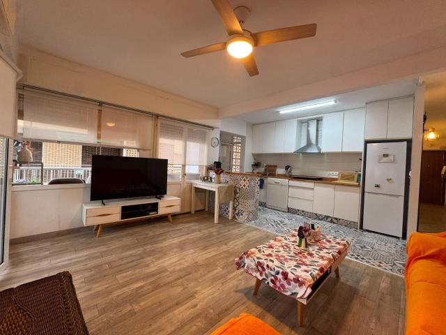 VIVE A 50 METROS DEL MAR TODO EL AÑO: Amplia vivienda de 4 dormitorios en Gran Playa con aparcamiento y terraza