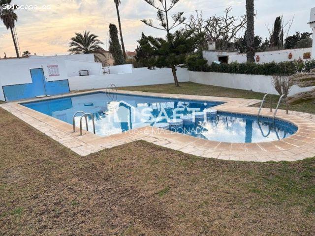 Vive a solo 50 metros del mar en Vinarós: tu adosado con vistas, garaje privado y terraza solárium