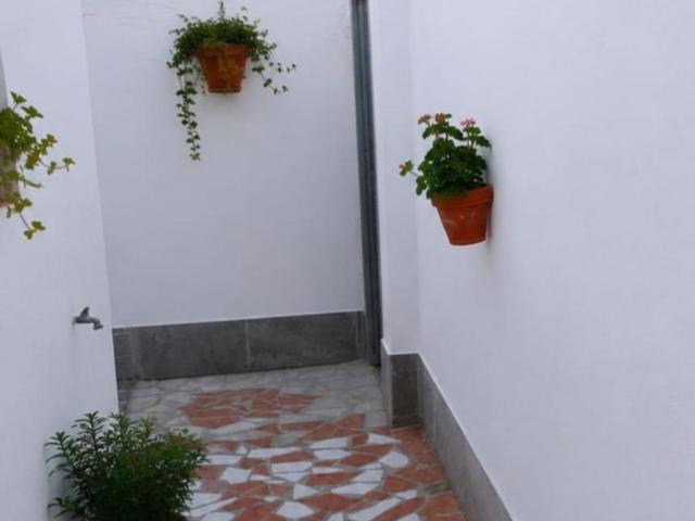 Vive con tranquilidad en este amplio chalet con patio en Grañén