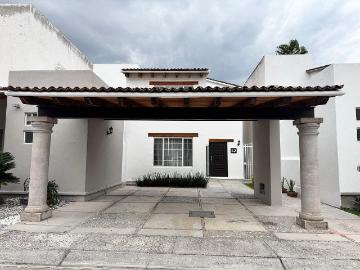 Vive con seguridad y estilo en El Pueblito | Casa en renta en Privada Bellavista
