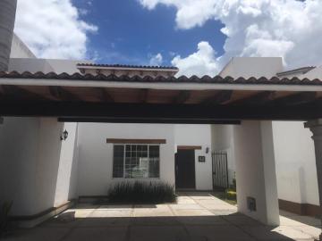 Vive con seguridad y estilo en El Pueblito | Casa en renta en Privada Bellavista con alberca techada
