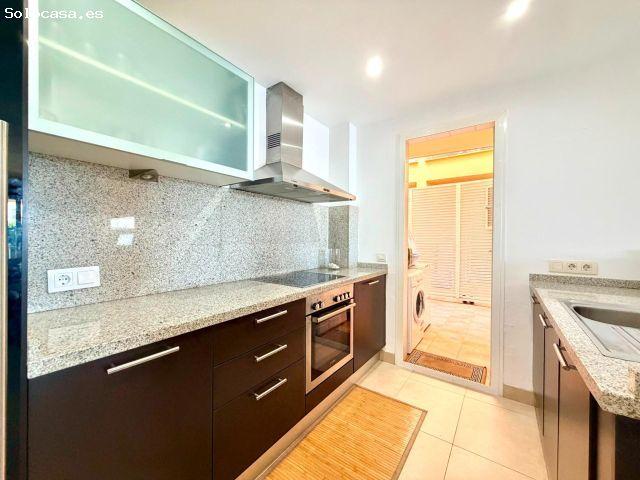 Vive el Mediterráneo: Exclusivo apartamento con terraza y piscina junto al mar