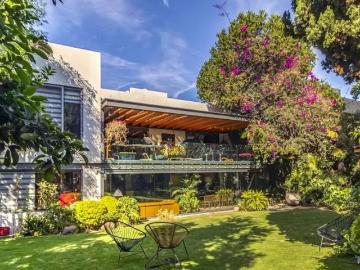 Vive el Lujo en Lomas Altas: Exclusiva Residencia con Alberca y Gran Jardín