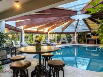 Vive el Lujo en Lomas Altas: Exclusiva Residencia con Alberca y Gran Jardín