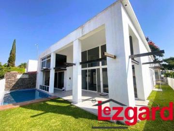 Vive en la vanguardia del diseño con esta casa de dos pisos en Lomas de Cocoyoc