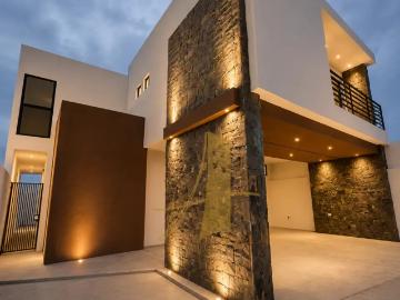 Vive en Las Huertas: Residencia de Lujo con Terraza, Doble Altura y Excelente Ubicación