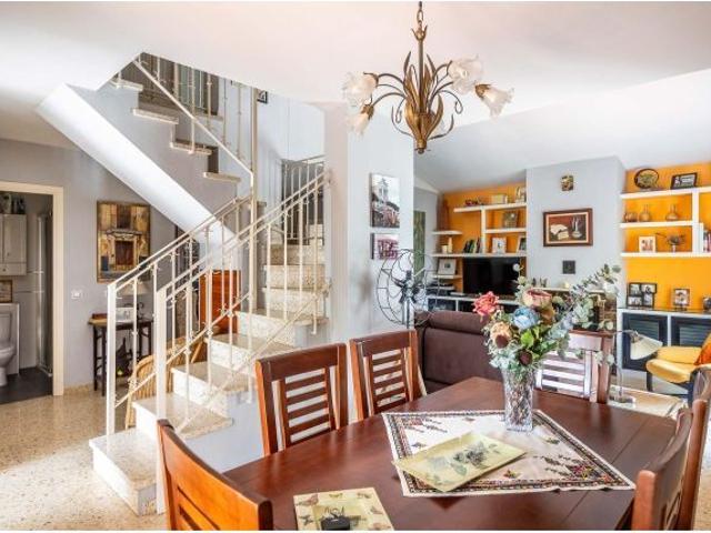 Vive en Simón Verde: Casa pareada con patio, garaje cubierto, piscina y el metro a un paso