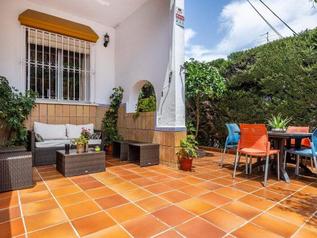 Vive en Simón Verde: Casa pareada con patio, garaje cubierto, piscina y el metro a un paso