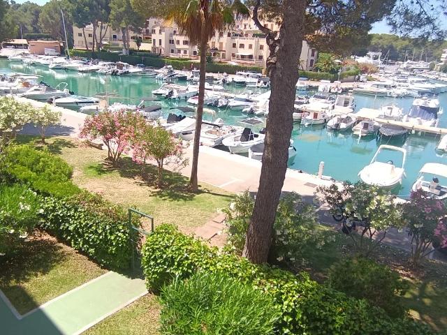 VIVE FRENTE AL MAR: LUMINOSO PISO CON TERRAZA Y PARKING EN SANTA PONSA