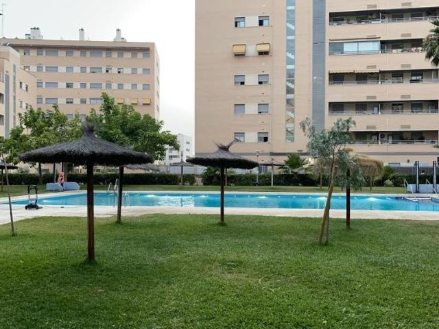 ¡Vive junto al PTS en un residencial con piscina y garaje!