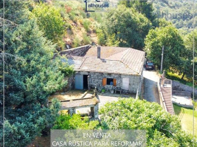 Vive la Autenticidad de Galicia en esta Casa Rústica en Covelo a Reformar