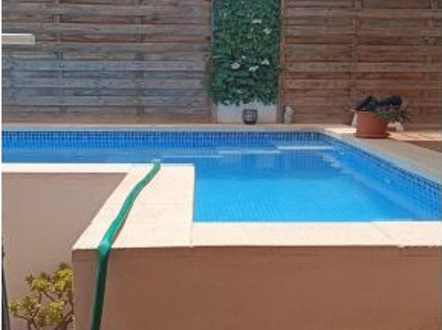 Vive la tranquilidad y el confort en este amplio chalet adosado en La Nucía