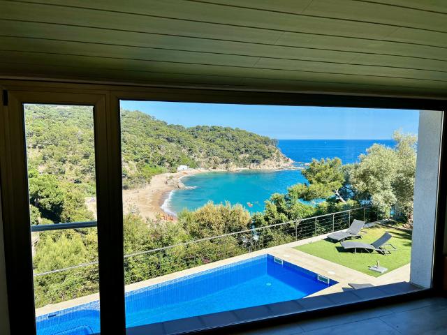 Vive trabaja con el mar a tus pies. Cala Canyelles