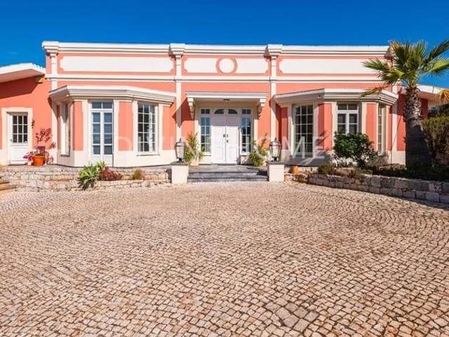 Vivenda neoclássica com piscina, sauna e campo de ténis em l. 400m² Silves