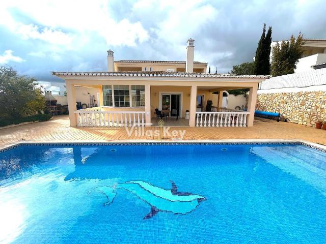 Vivenda com piscina e grande jardim na Praia da Luz,Lagos,Al. 159m² Luz