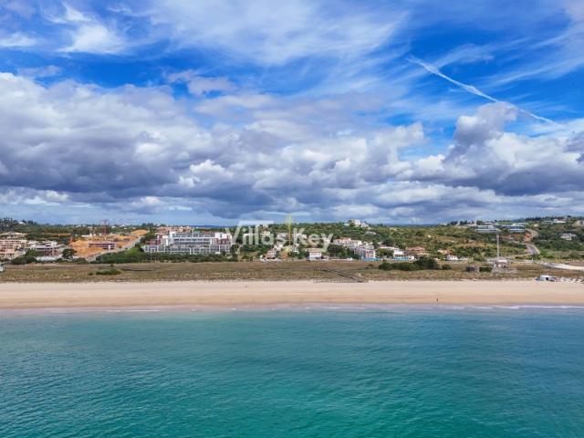 Vivenda com quatro apartamentos com vista mar e piscina na Meia Praia