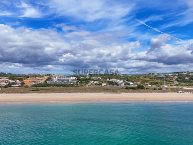 Vivenda com quatro apartamentos com vista mar e piscina na Meia Praia