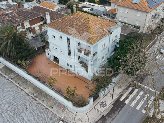 Vivenda de 3 pisos com garagem
