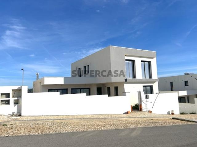Vivenda em Lagos em fase final de construção