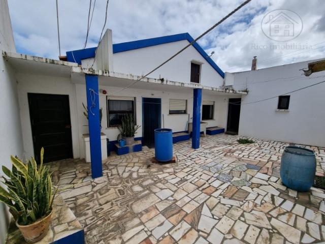 Vivenda isolada com terreno para venda na Atouguia da Baleia!