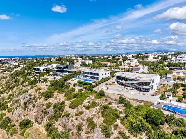 Vivenda T4 única, em construção com vista mar | Cerro da Águ. 418m² Albufeira e Olhos de Água