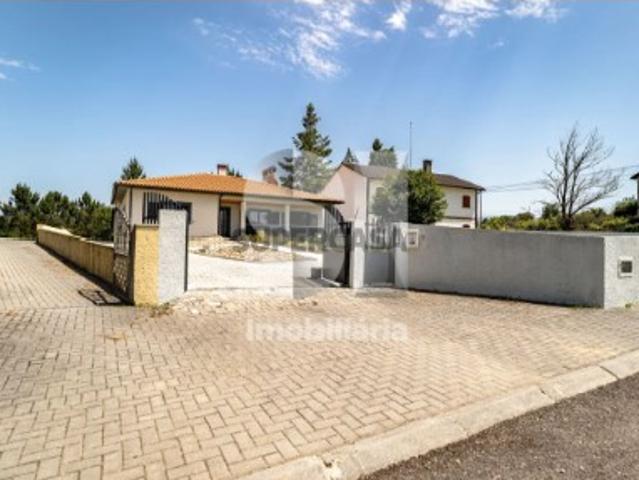 Vivenda térrea T3 isolada com jardim e terreno