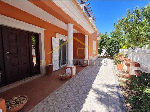 Vivenda V4 á venda em Tavira