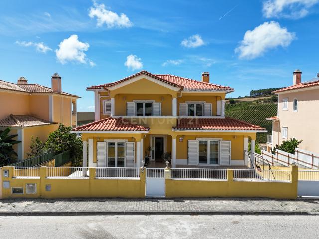Viver no Barril Encarnação: O Lugar Ideal para a Sua Família Moradia Isolada T4 no Barril com Vista desafogada para as vinhas, Jardim e Garagem