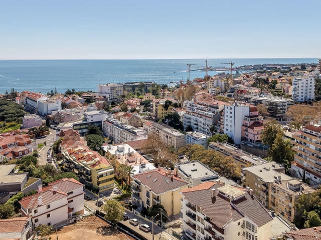 Viver no Estoril: Excelente T1 +1 Renovado a Estrear com Vista Mar, a 10 minutos da Praia Tamariz e do Casino e Comboio | Parqueamento | Elevador