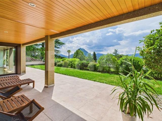 Vivere il lusso appartamento di prestigio con giardino privato e vista mozzafiato