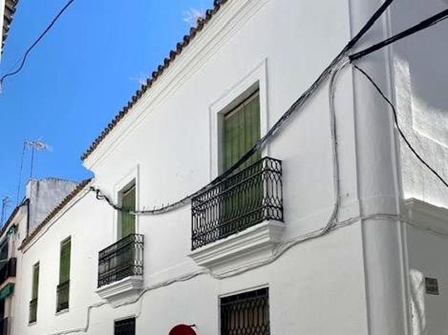 Vivienda tradicional con amplia fachada, suelos hidráulicos. 498m² Écija