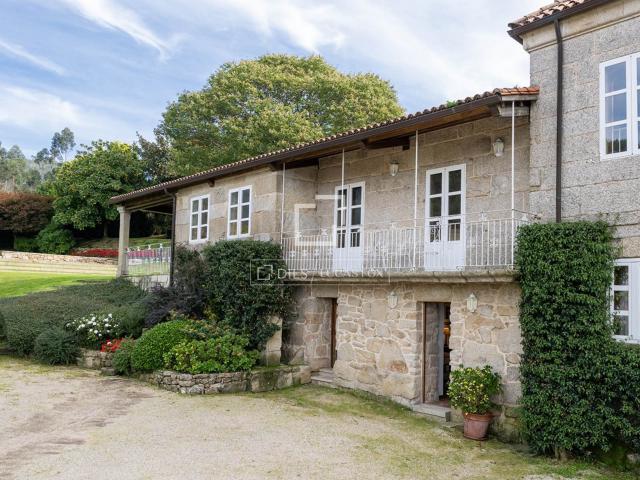 Vivienda tradicional gallega de estilo rústico restaurada en. 495m² A Lagoas