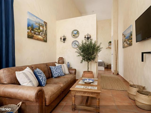 Vivienda turística en funcionamiento con licencia vigente y rentabilidad demostrable. O para entrar a vivir, tú decides.