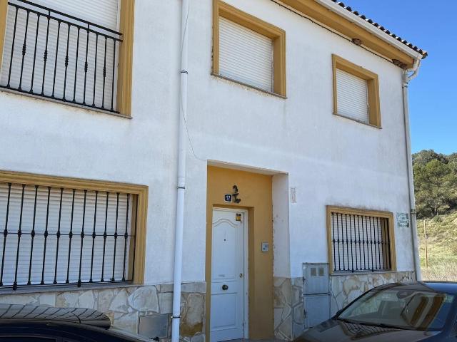 Vivienda Unifamiliar Adosada en El Rebollar de Requena ¡Lista para Entrar a Vivir!