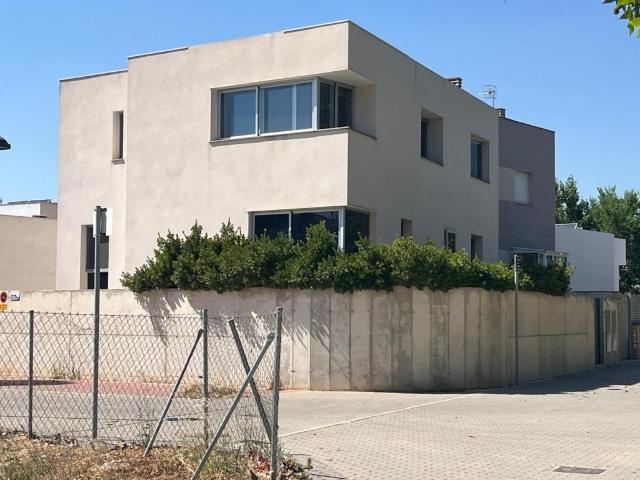 VIVIENDA UNIFAMILIAR CON EXCELENTES CALIDADES