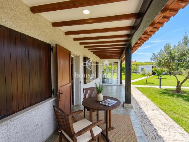 Vivienda unifamiliar con piscina y amplia finca en Ribadumia