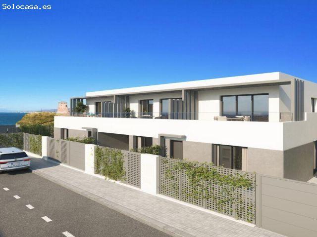 Vivienda unifamiliar de 4 dormitorios frente al mar en Vélez Málaga Costa, piscina comunitaria y gar