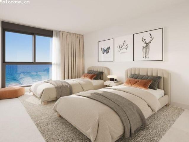Vivienda unifamiliar de 3 dormitorios frente al mar en Vélez Málaga Costa, piscina comunitaria y gar