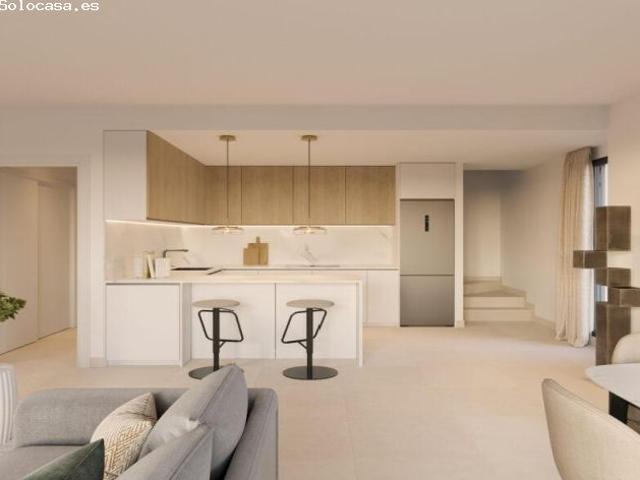 Vivienda unifamiliar de 3 dormitorios frente al mar en Vélez Málaga Costa, piscina comunitaria y gar